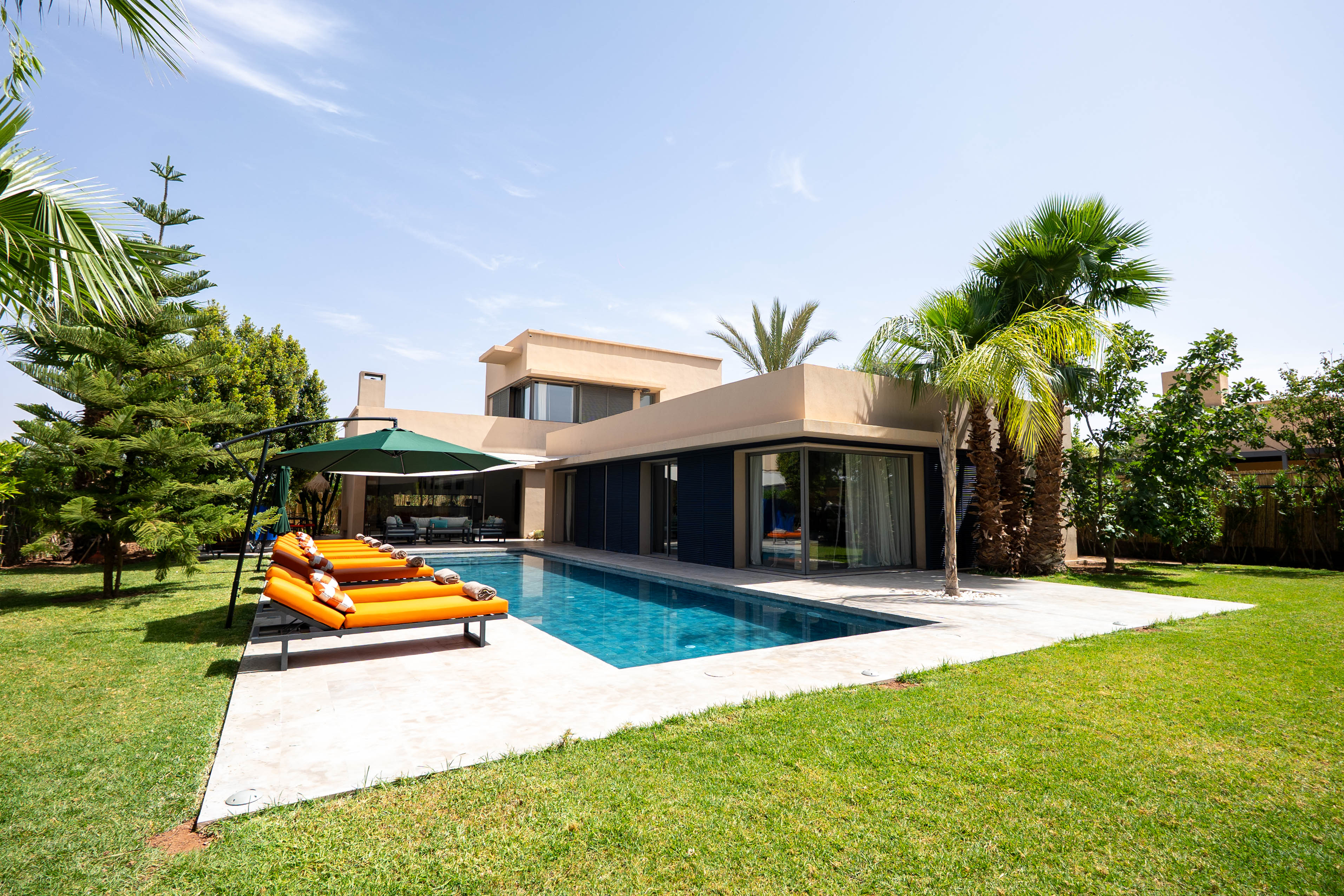 Villa Loulou à Marrakech — vue extérieure avec piscine privée et jardin