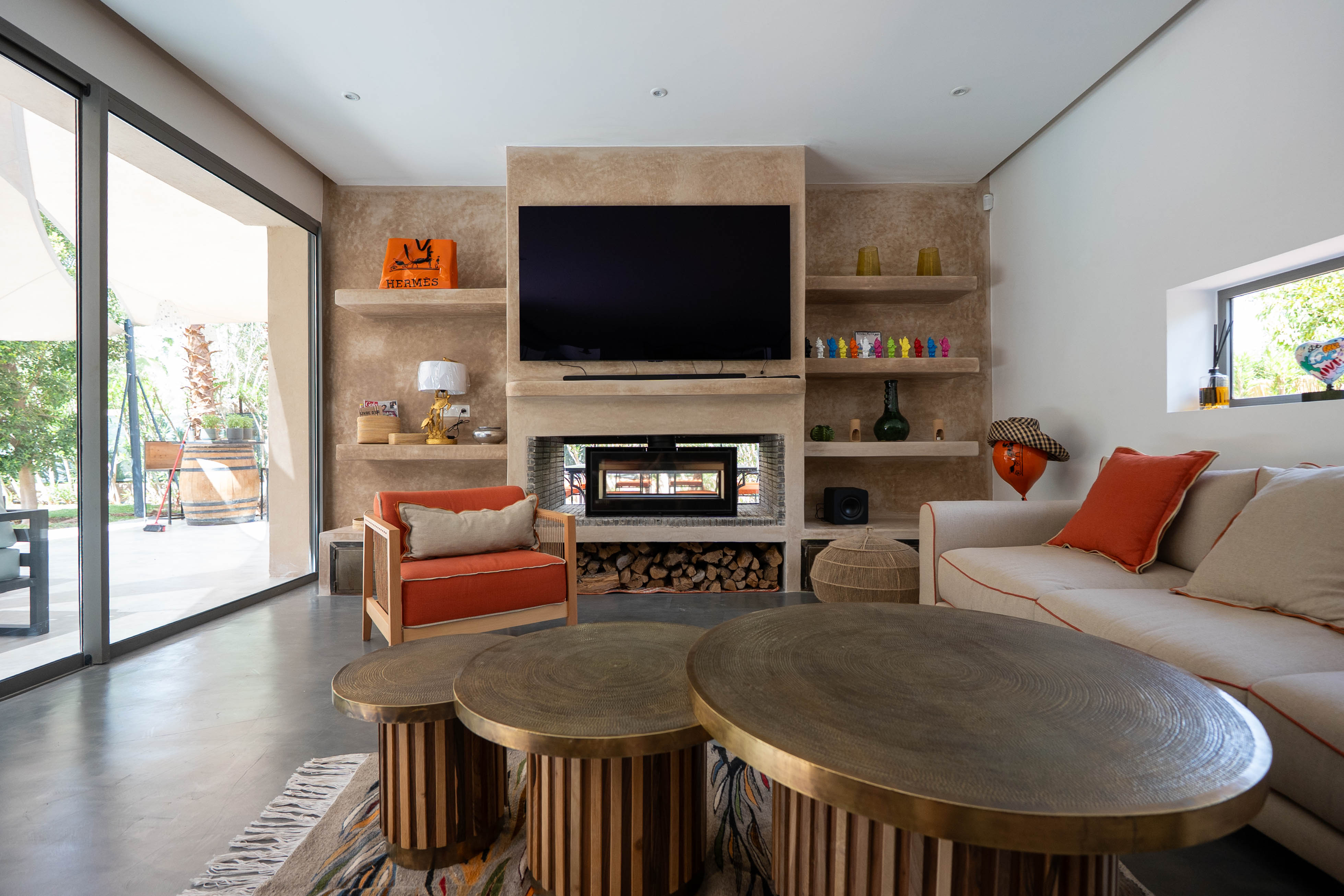 Salon de la Villa Loulou à Marrakech — canapé, cheminée et vue sur le jardin