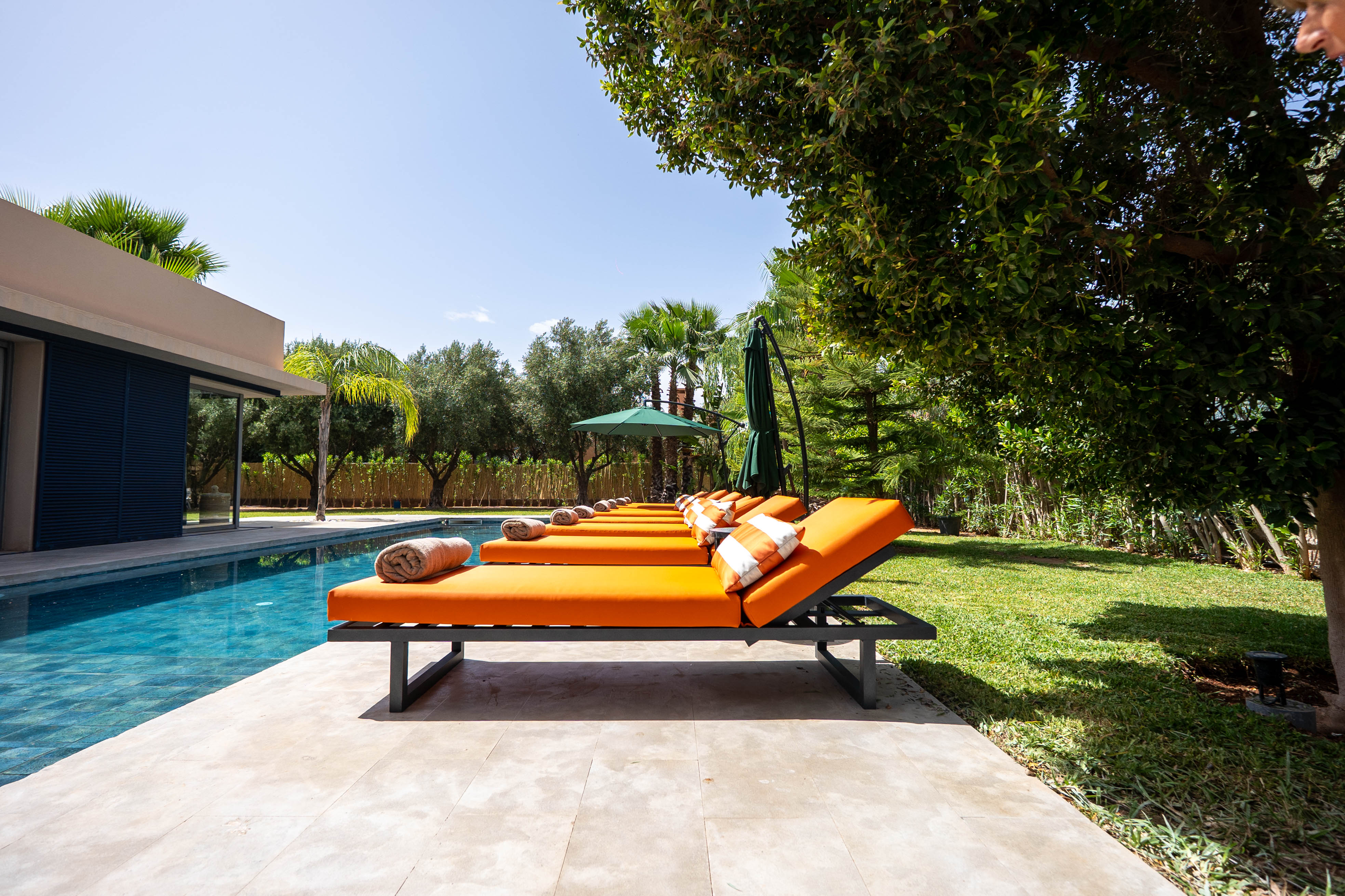 Lit et piscine Villa Loulou